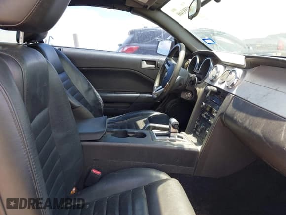 ✅ 2007 Ford Mustang GT Deluxe • VIN: 1ZVFT85H875254094 • Lot: 42593468. Wystawiony na IAAI z przebiegiem 126 596 mil. Bezpłatny archiwum sprzedaży aukcyjnych z USA i szczegółowy raport historii pojazdu na DreamBid. Zdjęcie 5.