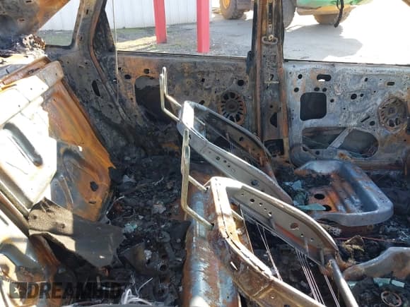 ✅ 2002 Ford Focus SE • VIN: 1FAFP34P22W279908 • Lot: 43794473. Listed on IAAI with Not provided. Free auction sales archive from the USA and detailed vehicle history report at DreamBid. Image 8.