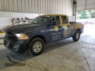 2020 Ram 1500 Tradesman z VIN 1C6RR6FG7LS116834, wystawiony jako Copart lot #64335535 z przebiegiem 75 972 mil mil oraz Szkoda całkowita • Salvage title. Historia ofert i sprzedaży dostępna na DreamBid. Obrazek 1.