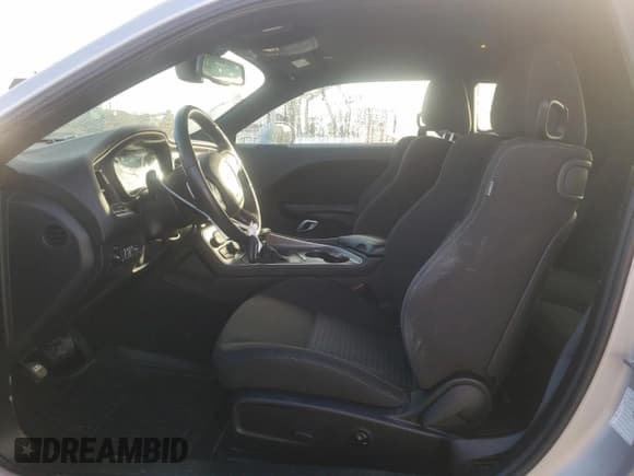 ✅ 2021 Dodge Challenger R/T • VIN: 2C3CDZBTXMH583485 • Lot: 37987673. Wystawiony na Copart z przebiegiem 39 474 mil. Bezpłatny archiwum sprzedaży aukcyjnych z USA i szczegółowy raport historii pojazdu na DreamBid. Zdjęcie 7.