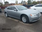 ✅ 2014 Chrysler 300 • VIN: 2C3CCAAG9EH220864 • Lot: 43572381. Wystawiony na IAAI z przebiegiem 124 435 mil. Bezpłatny archiwum sprzedaży aukcyjnych z USA i szczegółowy raport historii pojazdu na DreamBid. Zdjęcie 1.