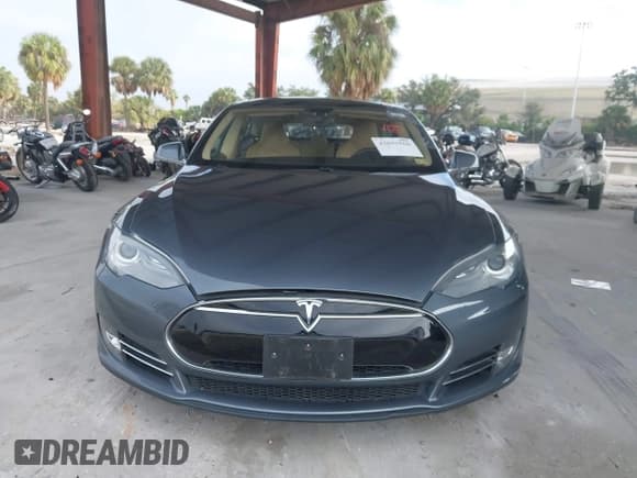 ✅ 2013 Tesla Model S • VIN: 5YJSA1CN7DFP05324 • Lot: 43893560. Wystawiony na IAAI z przebiegiem 89 772 mil. Bezpłatny archiwum sprzedaży aukcyjnych z USA i szczegółowy raport historii pojazdu na DreamBid. Zdjęcie 12.