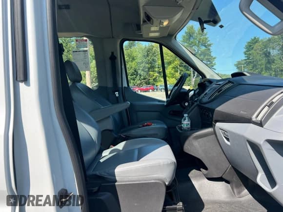 ✅ 2018 Ford Transit XL • VIN: 1FDZX2CM1JKA06050 • Lot: 80807555. Wystawiony na Copart z przebiegiem 270 748 mil. Bezpłatny archiwum sprzedaży aukcyjnych z USA i szczegółowy raport historii pojazdu na DreamBid. Zdjęcie 5.