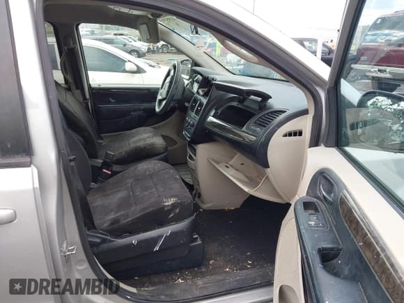 ✅ 2011 Dodge Grand Caravan Express • VIN: 2D4RN4DG5BR700387 • Lot: 43581862. Wystawiony na IAAI z przebiegiem 211 517 mil. Bezpłatny archiwum sprzedaży aukcyjnych z USA i szczegółowy raport historii pojazdu na DreamBid. Zdjęcie 5.