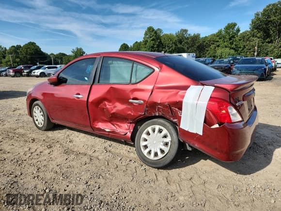 ✅ 2018 Nissan Versa SV • VIN: 3N1CN7AP8JL879841 • Lot: 70347055. Wystawiony na Copart z przebiegiem 97 394 mil. Bezpłatny archiwum sprzedaży aukcyjnych z USA i szczegółowy raport historii pojazdu na DreamBid. Zdjęcie 2.