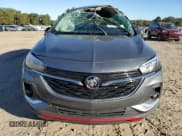 ✅ 2020 Buick Encore GX Select • VIN: KL4MMDSL1LB104360 • Lot: 89648465. Wystawiony na Copart z przebiegiem 95 948 mil. Bezpłatny archiwum sprzedaży aukcyjnych z USA i szczegółowy raport historii pojazdu na DreamBid. Zdjęcie 5.