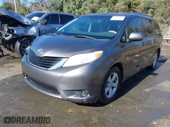 ✅ 2011 Toyota Sienna LE • VIN: 5TDKK3DCXBS035282 • Lot: 43722162. Listed on IAAI with 208,173 mi. Free auction sales archive from the USA and detailed vehicle history report at DreamBid. Image 2.