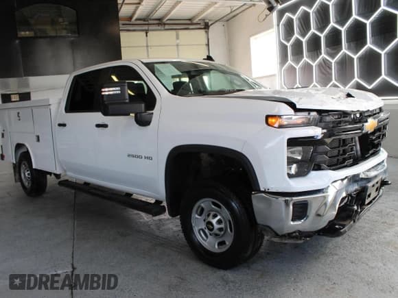 ✅ 2024 Chevrolet Silverado 2500HD Work Truck • VIN: 1GB1YLE7XRF337228 • Лот: 61039045. Опубликован ранее на Copart с пробегом 8 263 миль. Бесплатный доступ к архиву аукционных продаж из США и подробный отчёт об истории автомобиля на DreamBid. Изображение 1.