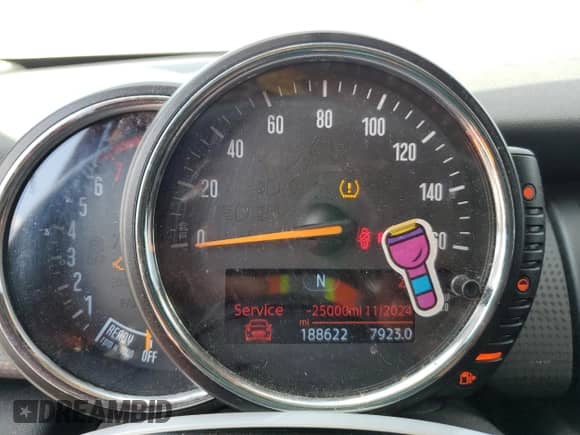 2015 MINI Hardtop with VIN WMWXM5C52FT973831, listed as a Copart auction lot 68501305 with 188,622 mi miles and Salvage title. Bid and sale history available at DreamBid. Image 9.