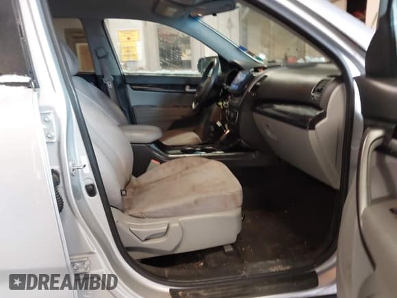 ✅ 2014 Kia Sorento LX • VIN: 5XYKT3A64EG453673 • Lot: 43795030. Listed on IAAI with 177,999 mi. Free auction sales archive from the USA and detailed vehicle history report at DreamBid. Image 5.