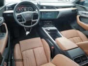 ✅ 2024 Audi Q8 e-tron • VIN: WA16AAGEXRB052567 • Lot: 81060464. Wystawiony na Copart z przebiegiem 5 641 mil. Bezpłatny archiwum sprzedaży aukcyjnych z USA i szczegółowy raport historii pojazdu na DreamBid. Zdjęcie 8.