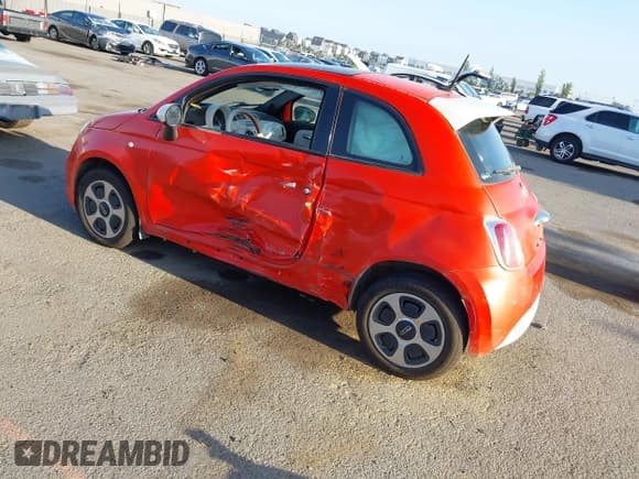 ✅ 2013 FIAT 500e • VIN: 3C3CFFGE0DT744467 • Lot: 43130445. Wystawiony na IAAI z przebiegiem 79 928 mil. Bezpłatny archiwum sprzedaży aukcyjnych z USA i szczegółowy raport historii pojazdu na DreamBid. Zdjęcie 3.