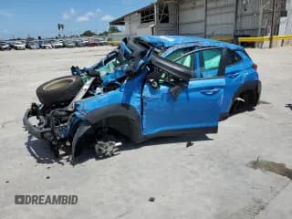 ✅ 2021 Hyundai Kona SE • VIN: KM8K12AA7MU638832 • Лот: 61530124. Опубликован ранее на Copart с пробегом Не указан. Бесплатный доступ к архиву аукционных продаж из США и подробный отчёт об истории автомобиля на DreamBid. Изображение 1.