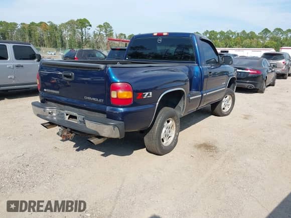 2002 Chevrolet Silverado 1500 LS z VIN 1GCEK14T42Z307678, wystawiony jako IAAI lot #43248833 z przebiegiem 210 671 mil mil oraz . Historia ofert i sprzedaży dostępna na DreamBid. Obrazek 4.