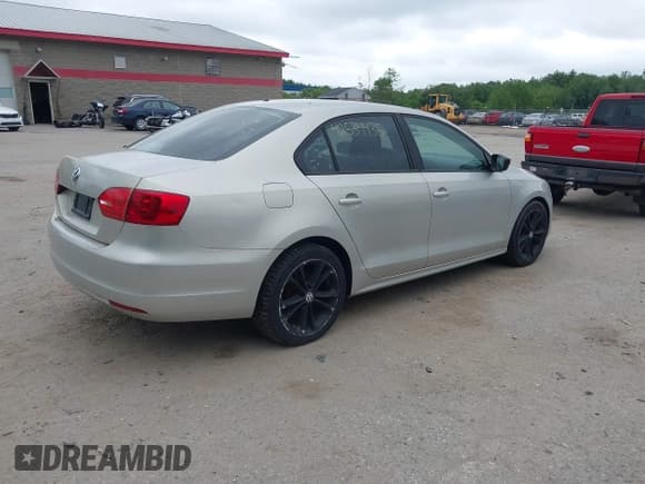 ✅ 2011 Volkswagen Jetta S • VIN: 3VW1K7AJ8BM327709 • Lot: 42534435. Wystawiony na IAAI z przebiegiem 131 842 mil. Bezpłatny archiwum sprzedaży aukcyjnych z USA i szczegółowy raport historii pojazdu na DreamBid. Zdjęcie 4.