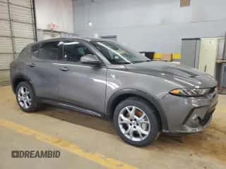 2024 Dodge Hornet R/T z VIN ZACPDFCW9R3A28979, wystawiony jako Copart lot #63457745 z przebiegiem 14 642 mil mil oraz Czysty tytuł • Clean title. Historia ofert i sprzedaży dostępna na DreamBid. Obrazek 4.