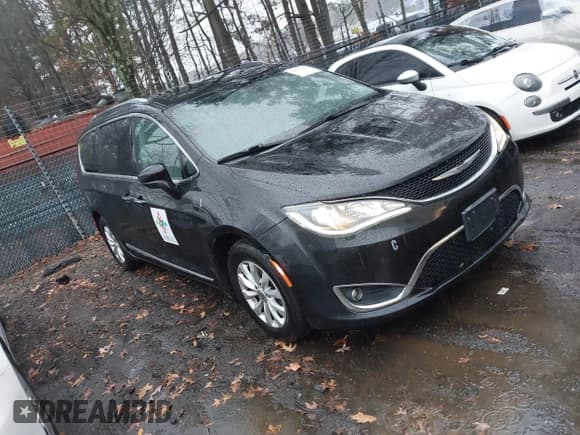 ✅ 2018 Chrysler Pacifica Touring L • VIN: 2C4RC1BGXJR260928 • Lot: 43825608. Wystawiony na IAAI z przebiegiem 147 551 mil. Bezpłatny archiwum sprzedaży aukcyjnych z USA i szczegółowy raport historii pojazdu na DreamBid. Zdjęcie 1.