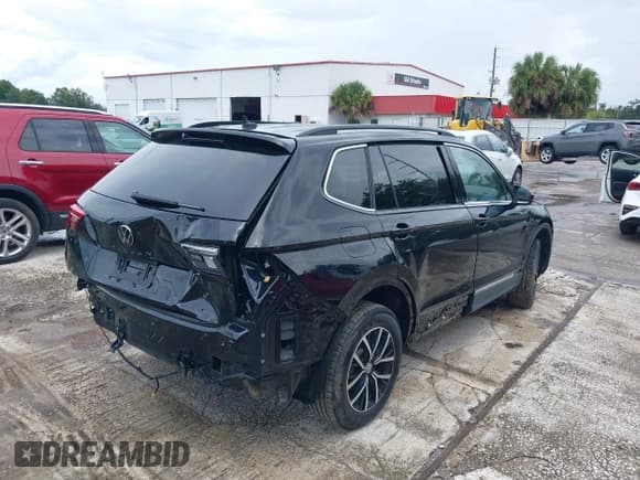 ✅ 2021 Volkswagen Tiguan SE • VIN: 3VV2B7AXXMM058256 • Lot: 43250700. Wystawiony na IAAI z przebiegiem 33 409 mil. Bezpłatny archiwum sprzedaży aukcyjnych z USA i szczegółowy raport historii pojazdu na DreamBid. Zdjęcie 6.