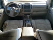 ✅ 2005 Nissan Frontier SE • VIN: 1N6AD07U85C451701 • Lot: 86525585. Wystawiony na Copart z przebiegiem 180 461 mil. Bezpłatny archiwum sprzedaży aukcyjnych z USA i szczegółowy raport historii pojazdu na DreamBid. Zdjęcie 8.