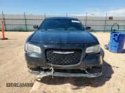 ✅ 2019 Chrysler 300 S • VIN: 2C3CCABT0KH560220 • Lot: 80798945. Wystawiony na Copart z przebiegiem 108 486 mil. Bezpłatny archiwum sprzedaży aukcyjnych z USA i szczegółowy raport historii pojazdu na DreamBid. Zdjęcie 5.