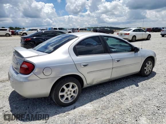 2004 Dodge Neon SXT z VIN 1B3ES56C74D576697, wystawiony jako Copart lot #61158795 z przebiegiem 225 717 mil mil oraz Szkoda całkowita • Salvage title. Historia ofert i sprzedaży dostępna na DreamBid. Obrazek 3.