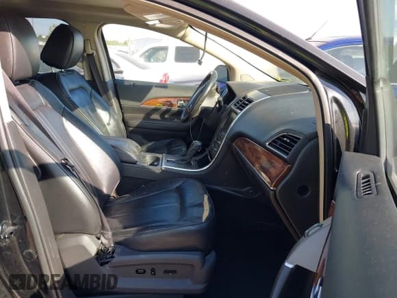 ✅ 2013 Lincoln MKX • VIN: 2LMDJ8JK7DBL13421 • Lot: 43336424. Wystawiony na IAAI z przebiegiem 249 395 mil. Bezpłatny archiwum sprzedaży aukcyjnych z USA i szczegółowy raport historii pojazdu na DreamBid. Zdjęcie 5.