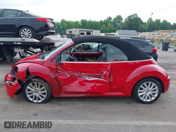 ✅ 2008 Volkswagen Beetle SE • VIN: 3VWRF31Y48M407840 • Lot: 42381696. Listed on IAAI with 148,892 mi. Free auction sales archive from the USA and detailed vehicle history report at DreamBid. Image 15.