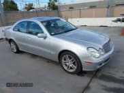 ✅ 2003 Mercedes-Benz E 500 • VIN: WDBUF70J03A194415 • Lot: 43253802. Wystawiony na IAAI z przebiegiem 131 347 mil. Bezpłatny archiwum sprzedaży aukcyjnych z USA i szczegółowy raport historii pojazdu na DreamBid. Zdjęcie 1.