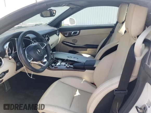 ✅ 2020 Mercedes-Benz SLC 300 • VIN: W1KPK3JAXLF169788 • Lot: 63054754. Wystawiony na Copart z przebiegiem 20 666 mil. Bezpłatny archiwum sprzedaży aukcyjnych z USA i szczegółowy raport historii pojazdu na DreamBid. Zdjęcie 7.