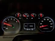 ✅ 2020 Chevrolet Silverado 1500 Custom • VIN: 1GCRYBEH1LZ239177 • Lot: 66034544. Wystawiony na Copart z przebiegiem 46 244 mil. Bezpłatny archiwum sprzedaży aukcyjnych z USA i szczegółowy raport historii pojazdu na DreamBid. Zdjęcie 9.