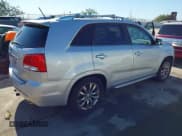 ✅ 2013 Kia Sorento SX • VIN: 5XYKWDA26DG369668 • Lot: 43791588. Wystawiony na IAAI z przebiegiem 113 218 mil. Bezpłatny archiwum sprzedaży aukcyjnych z USA i szczegółowy raport historii pojazdu na DreamBid. Zdjęcie 4.