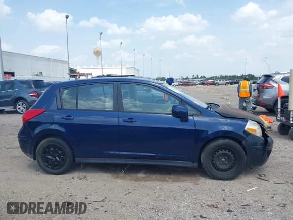 ✅ 2008 Nissan Versa S • VIN: 3N1BC13E28L408496 • Lot: 42748599. Wystawiony na IAAI z przebiegiem 129 230 mil. Bezpłatny archiwum sprzedaży aukcyjnych z USA i szczegółowy raport historii pojazdu na DreamBid. Zdjęcie 13.