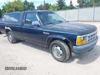 1993 Dodge Dakota S z VIN 1B7GL26X6PS235197, wystawiony jako IAAI lot #43067013 z przebiegiem 111 915 mil mil oraz . Historia ofert i sprzedaży dostępna na DreamBid. Obrazek 1.