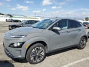 ✅ 2023 Hyundai Kona SE • VIN: KM8K23AG7PU178521 • Лот: 46749324. Опубликован ранее на Copart с пробегом 13 236 миль. Бесплатный доступ к архиву аукционных продаж из США и подробный отчёт об истории автомобиля на DreamBid. Изображение 1.