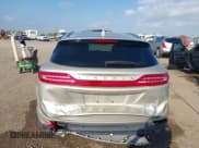 ✅ 2017 Lincoln MKC Reserve • VIN: 5LMCJ3C94HUL02474 • Lot: 43416290. Wystawiony na IAAI z przebiegiem 81 497 mil. Bezpłatny archiwum sprzedaży aukcyjnych z USA i szczegółowy raport historii pojazdu na DreamBid. Zdjęcie 16.