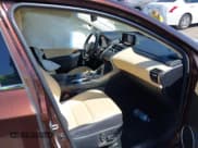 ✅ 2018 Lexus NX 300 • VIN: JTJYARBZ9J2100083 • Lot: 42047370. Wystawiony na IAAI z przebiegiem 101 414 mil. Bezpłatny archiwum sprzedaży aukcyjnych z USA i szczegółowy raport historii pojazdu na DreamBid. Zdjęcie 5.