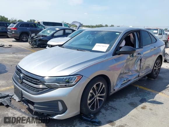 ✅ 2024 Volkswagen Jetta Sport • VIN: 3VWBM7BUXRM073549 • Lot: 43027839. Wystawiony na IAAI z przebiegiem 22 359 mil. Bezpłatny archiwum sprzedaży aukcyjnych z USA i szczegółowy raport historii pojazdu na DreamBid. Zdjęcie 2.