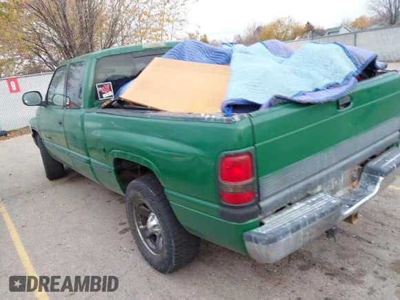 ✅ 1998 Dodge 1500 • VIN: 3B7HC12Z8WG103859 • Lot: 43722592. Wystawiony na IAAI z przebiegiem Nie podano. Bezpłatny archiwum sprzedaży aukcyjnych z USA i szczegółowy raport historii pojazdu na DreamBid. Zdjęcie 3.