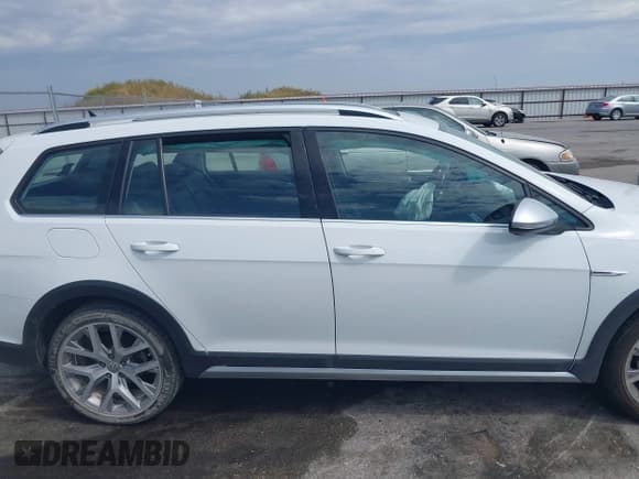 ✅ 2019 Volkswagen Golf S • VIN: 3VWH17AUXKM517653 • Lot: 43159650. Wystawiony na IAAI z przebiegiem 80 980 mil. Bezpłatny archiwum sprzedaży aukcyjnych z USA i szczegółowy raport historii pojazdu na DreamBid. Zdjęcie 13.