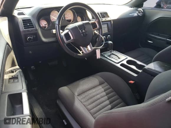 ✅ 2014 Dodge Challenger SXT • VIN: 2C3CDYAG9EH179853 • Lot: 58443094. Wystawiony na Copart z przebiegiem 105 657 mil. Bezpłatny archiwum sprzedaży aukcyjnych z USA i szczegółowy raport historii pojazdu na DreamBid. Zdjęcie 8.