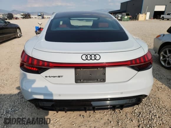 ✅ 2022 Audi e-tron GT Prestige • VIN: WAUEJBFW1N7005911 • Lot: 71402965. Wystawiony na Copart z przebiegiem 21 138 mil. Bezpłatny archiwum sprzedaży aukcyjnych z USA i szczegółowy raport historii pojazdu na DreamBid. Zdjęcie 6.