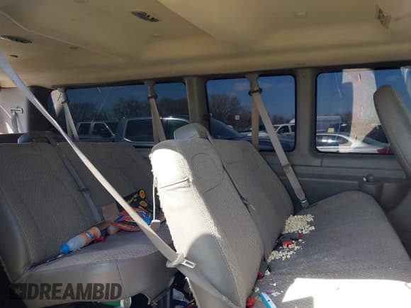 ✅ 2019 Chevrolet Express Passenger LT • VIN: 1GAZGPFG0K1239988 • Lot: 41830689. Wystawiony na IAAI z przebiegiem 112 943 mil. Bezpłatny archiwum sprzedaży aukcyjnych z USA i szczegółowy raport historii pojazdu na DreamBid. Zdjęcie 8.