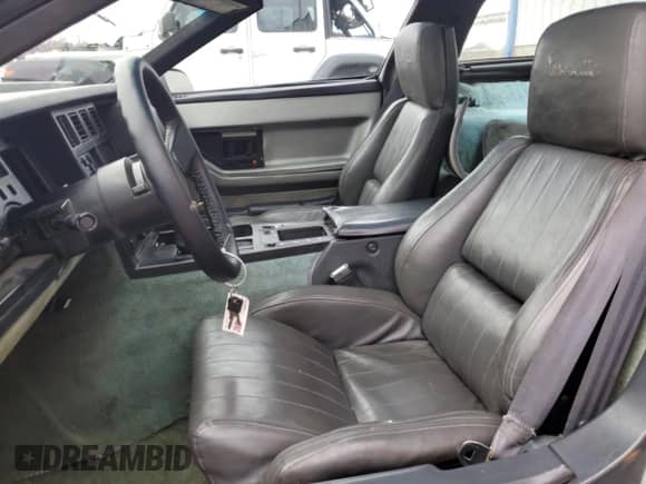 1985 Chevrolet Corvette z VIN 1G1YY0789F5106636, wystawiony jako Copart lot #86161924 z przebiegiem 105 024 mil mil oraz Szkoda całkowita • Salvage title. Historia ofert i sprzedaży dostępna na DreamBid. Obrazek 7.