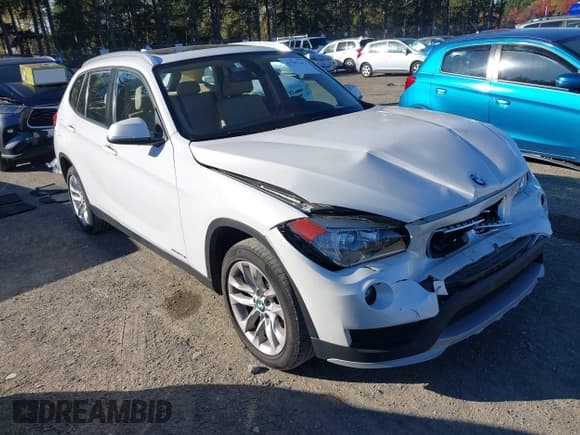 ✅ 2015 BMW X1 xDrive28i • VIN: WBAVL1C55FVY41623 • Лот: 43503242. Опубликован ранее на IAAI с пробегом 81 880 миль. Бесплатный доступ к архиву аукционных продаж из США и подробный отчёт об истории автомобиля на DreamBid. Изображение 1.