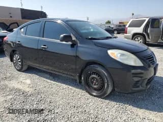 ✅ 2014 Nissan Versa SV • VIN: 3N1CN7AP0EL838920 • Лот: 69349985. Опубликован ранее на Copart с пробегом 108 786 миль. Бесплатный доступ к архиву аукционных продаж из США и подробный отчёт об истории автомобиля на DreamBid. Изображение 4.