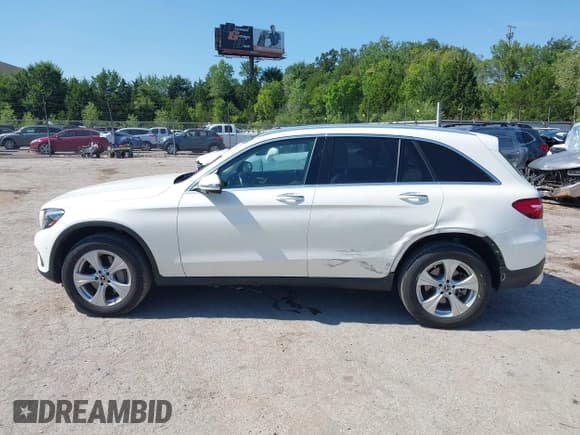 ✅ 2018 Mercedes-Benz GLC 300 • VIN: WDC0G4KB2JV014692 • Lot: 42955819. Wystawiony na IAAI z przebiegiem 97 612 mil. Bezpłatny archiwum sprzedaży aukcyjnych z USA i szczegółowy raport historii pojazdu na DreamBid. Zdjęcie 15.
