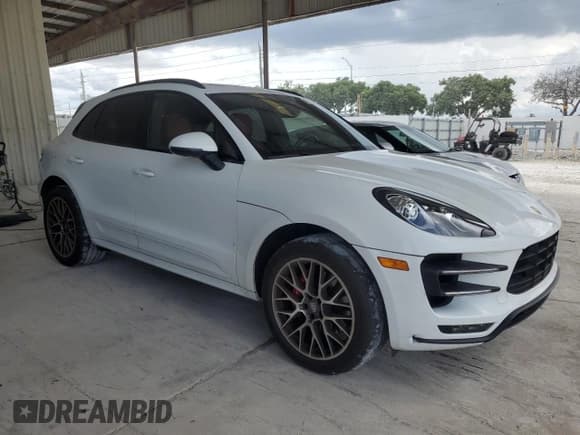 ✅ 2015 Porsche Macan Turbo • VIN: WP1AF2A58FLB92184 • Lot: 65137945. Wystawiony na Copart z przebiegiem 104 695 mil. Bezpłatny archiwum sprzedaży aukcyjnych z USA i szczegółowy raport historii pojazdu na DreamBid. Zdjęcie 4.