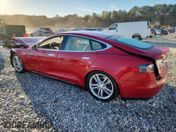 ✅ 2014 Tesla Model S 60 • VIN: 5YJSA1H12EFP55491 • Lot: 87484725. Wystawiony na Copart z przebiegiem 53 311 mil. Bezpłatny archiwum sprzedaży aukcyjnych z USA i szczegółowy raport historii pojazdu na DreamBid. Zdjęcie 2.