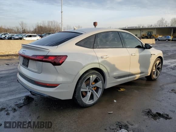 ✅ 2022 Audi e-tron Sportback Prestige • VIN: WA13ABGE3NB019543 • Lot: 43639755. Wystawiony na Copart z przebiegiem 29 149 mil. Bezpłatny archiwum sprzedaży aukcyjnych z USA i szczegółowy raport historii pojazdu na DreamBid. Zdjęcie 3.