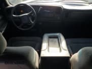 ✅ 2002 Chevrolet Silverado 1500 LS • VIN: 2GCEC19T921200317 • Lot: 72408054. Wystawiony na Copart z przebiegiem 264 934 mil. Bezpłatny archiwum sprzedaży aukcyjnych z USA i szczegółowy raport historii pojazdu na DreamBid. Zdjęcie 8.